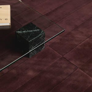 Handgetufteter Wollteppich: Festes, tiefes Kastanienbraun / Burgund / Hoch-Tief geschnittener Flor, modernes Design