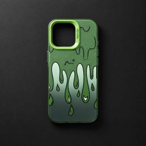 Pu&ograve; includere: Una custodia per telefono con un motivo a goccia di melma verde su uno sfondo sfumato scuro. L'apertura per la fotocamera &egrave; incorniciata in verde brillante con il testo SO COOL stampato sul lato. Il design include gocce di liquido verde.