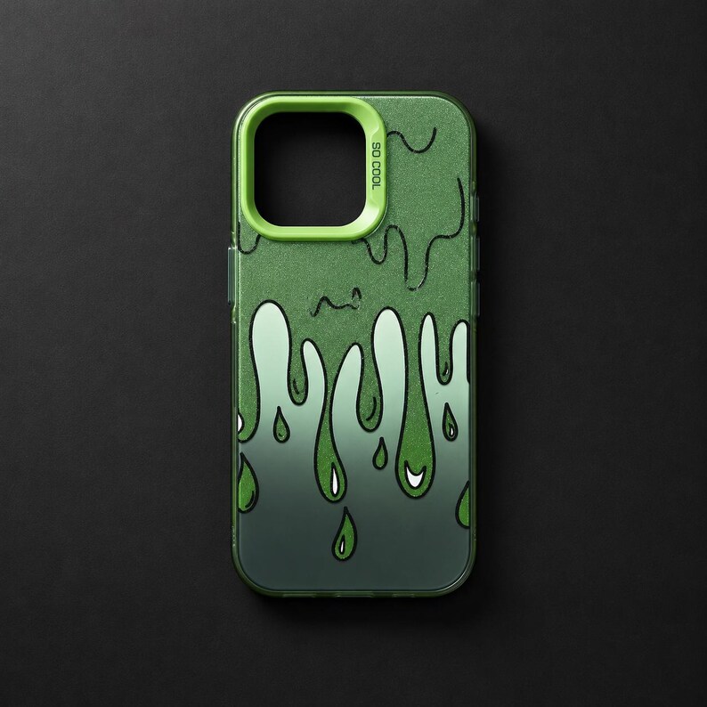 Pu&ograve; includere: Una custodia per telefono con un motivo a goccia di melma verde su uno sfondo sfumato scuro. L'apertura per la fotocamera &egrave; incorniciata in verde brillante con il testo SO COOL stampato sul lato. Il design include gocce di liquido verde.