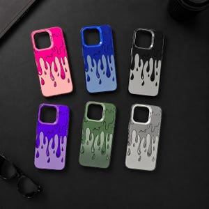 Pu&ograve; includere: Sei cover rettangolari per smartphone disposte su due file, ognuna caratterizzata da un design grafico con vernice che cola. I colori includono rosa, blu, nero, viola, verde e grigio, tutte con un foro per la fotocamera e la scritta SO COOL.