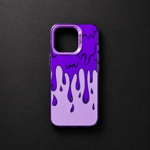 Pu&ograve; includere: Una custodia per telefono viola con un motivo a goccia liquida viola scuro su uno sfondo lavanda pi&ugrave; chiaro. L'area della fotocamera &egrave; incorniciata da un bordo viola metallizzato con il testo SO COOL in piccole lettere nere a destra.