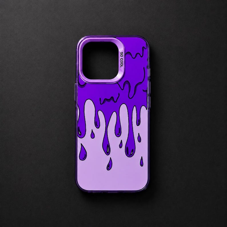 Pu&ograve; includere: Una custodia per telefono viola con un motivo a goccia liquida viola scuro su uno sfondo lavanda pi&ugrave; chiaro. L'area della fotocamera &egrave; incorniciata da un bordo viola metallizzato con il testo SO COOL in piccole lettere nere a destra.