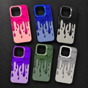 Pu&ograve; includere: Sei cover rettangolari per telefono disposte su due file, ognuna con un motivo a goccia bicolore e la scritta SO COOL stampata vicino all'apertura della fotocamera. Le cover sono disponibili nelle combinazioni di colori rosa, blu, nero, viola, verde oliva e grigio.