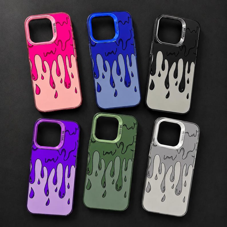 Pu&ograve; includere: Sei cover rettangolari per telefono disposte su due file, ognuna con un motivo a goccia bicolore e la scritta SO COOL stampata vicino all'apertura della fotocamera. Le cover sono disponibili nelle combinazioni di colori rosa, blu, nero, viola, verde oliva e grigio.