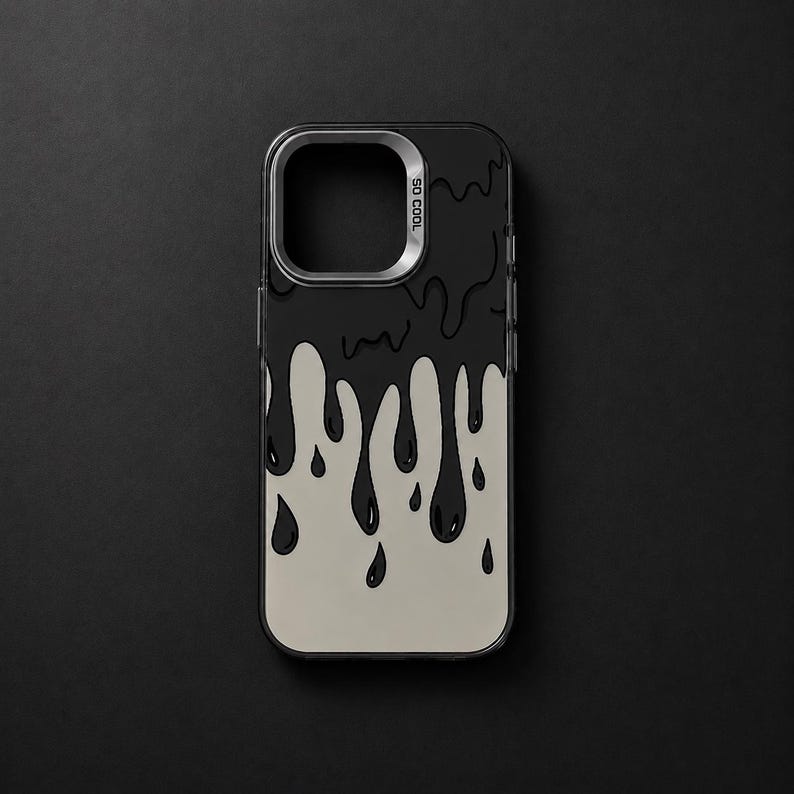 Pu&ograve; includere: Una custodia per telefono con un motivo a goccia nero su sfondo grigio chiaro. Il design include un ritaglio rettangolare per la fotocamera con bordo argentato e il testo SO COOL stampato verticalmente lungo il lato della cornice.