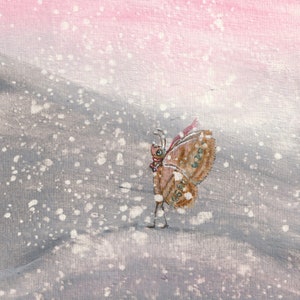 Winter Wanderer, originale dipinto a tecnica mista di una falena in un paesaggio invernale innevato, paesaggio grigio e rosa con una falena vestita per l'inverno