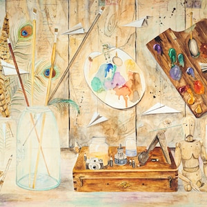 Puede incluir: Una pintura de bodegón de un estudio de artista con una paleta de madera, pinceles, plumas, un maniquí de madera y una cámara. El fondo es una pared de madera con una variedad de papeles y objetos diversos.