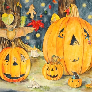 Può includere: Un dipinto ad acquerello che rappresenta una scena di Halloween con quattro zucche intagliate, un pipistrello e una lumaca. La zucca intagliata più grande ha una lucertola che sporge dalla bocca. Le altre zucche intagliate hanno un topo, una lucertola e un uccello che sporgono dalle loro bocche.