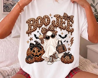 Boo Jee Halloween PNG, projekt koszulki z duchem w panterkę, Coquette Halloween PNG, zabawna koszulka z duchem w upiornym wydaniu cyfrowym