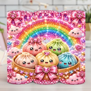 以下が含まれることがあります： 竹製の蒸し器に入った5つの笑顔のカラフルな餃子が描かれた円筒形のタンブラー。背景には、きらめく虹、ピンクの雲、キラキラしたハート、そしてハート型の宝石が付いた大きなピンクのリボンが全体にデザインされています。