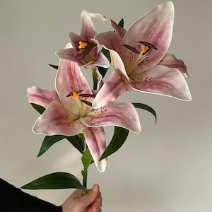 Real Touch Moisturizing Lily Artificial flower Silk Lily Bouquets , Wedding Centerpieces Arrangement, Fake Flower Lily Home Decoration LL01 image 6