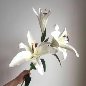 Real Touch Moisturizing Lily Artificial flower Silk Lily Bouquets , Wedding Centerpieces Arrangement, Fake Flower Lily Home Decoration LL01 White