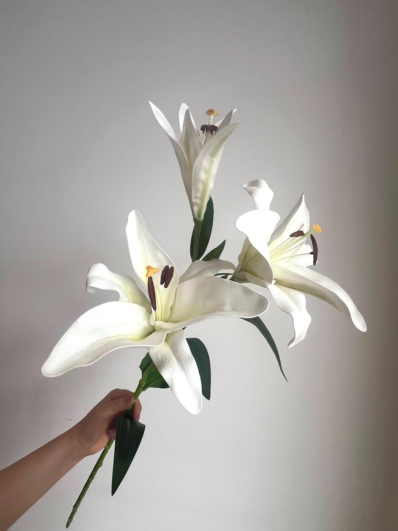 Real Touch Moisturizing Lily Artificial flower Silk Lily Bouquets , Wedding Centerpieces Arrangement, Fake Flower Lily Home Decoration LL01 White