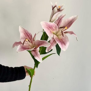 Real Touch Moisturizing Lily Artificial flower Silk Lily Bouquets , Wedding Centerpieces Arrangement, Fake Flower Lily Home Decoration LL01 Blush