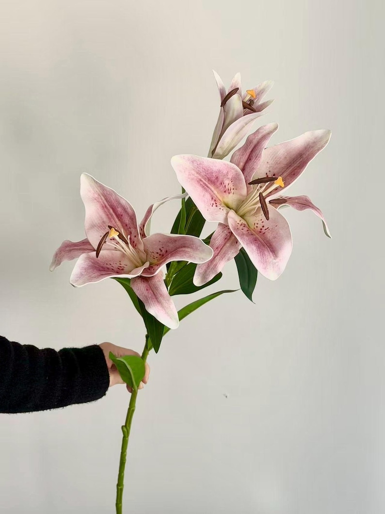 Real Touch Moisturizing Lily Artificial flower Silk Lily Bouquets , Wedding Centerpieces Arrangement, Fake Flower Lily Home Decoration LL01 Blush