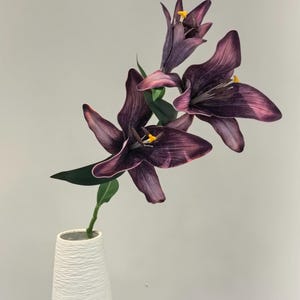 Real Touch Moisturizing Lily Artificial flower Silk Lily Bouquets , Wedding Centerpieces Arrangement, Fake Flower Lily Home Decoration LL01 Purple
