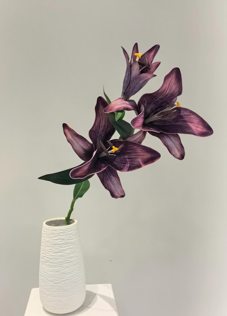 Real Touch Moisturizing Lily Artificial flower Silk Lily Bouquets , Wedding Centerpieces Arrangement, Fake Flower Lily Home Decoration LL01 Purple