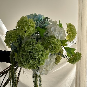 Arranjo floral de hortênsia e eucalipto, arranjo de hortênsia artificial, arranjo de flores para as festas de fim de ano com hortênsia artificial e eucalipto.