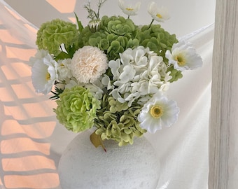 Kunstmatig hortensiaboeket, nep-hortensia-arrangement, nepbloemstuk, vakantiebloemstuk met hortensia, klaproos, dahlia