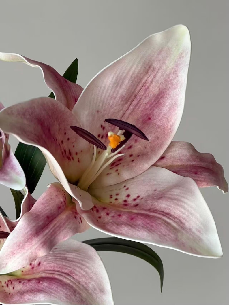 Real Touch Moisturizing Lily Artificial flower Silk Lily Bouquets , Wedding Centerpieces Arrangement, Fake Flower Lily Home Decoration LL01 image 5