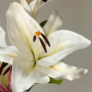 Real Touch Moisturizing Lily Artificial flower Silk Lily Bouquets , Wedding Centerpieces Arrangement, Fake Flower Lily Home Decoration LL01 image 4