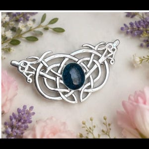 Graverad kremeringsaska och hartsbrosch i 925 sterlingsilver - Tillverkad med din aska.