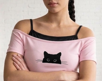 Y2K Off-Shoulder Cat Graphic Tee – Aesthetic Cyber-Core Cold Shoulder Top – Trendy Kitten Baby Tee – Chic Harajuku Short Sleeve – Coquette