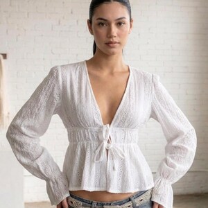 Vintage Blumen Ausgestelltes Arm Top – schicke geraffte Bluse mit Kordelzug – Ästhetisches Y2K Fairycore Langarm Top – modernes Boho Lagen-Shirt mit V-Ausschnitt