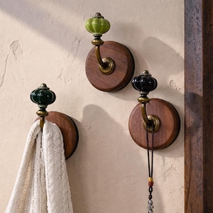 Gancho de pared con pomo de cerámica – Gancho de madera para abrigos con imán opcional, gancho decorativo de pared, gancho para la entrada, gancho para toallas, base de nogal