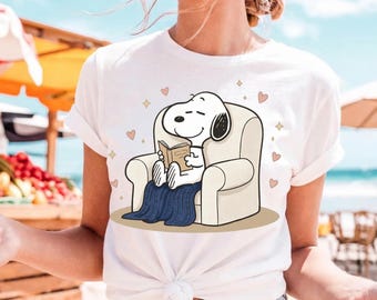 Livre de lecture Snoopy PNG - Clipart rat de bibliothèque confortable - Hygge Snoopy avec coeurs et couverture