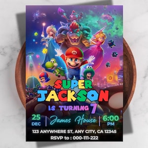 Puede incluir: Una colorida invitación de cumpleaños con Mario y otros personajes de la serie de videojuegos Super Mario. La invitación dice "Super Jackson cumple 7" con detalles del evento, como la fecha, la hora y el lugar.