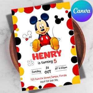 Puede incluir: Una invitación de cumpleaños con Mickey Mouse. La invitación tiene un fondo blanco con detalles en rojo, amarillo y negro. El texto dice "HENRY cumple 5 años" con la fecha, hora y detalles del lugar.