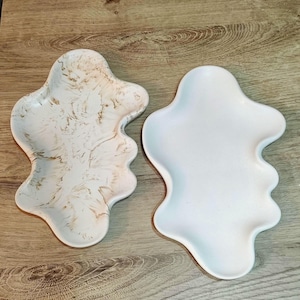 Jesmonite vågigt sminkbricka | Smyckesbricka med marmoreffekt | Minimalistisk bricka med allt | Parfymbricka | Badrumsinredning | Handgjord bricka