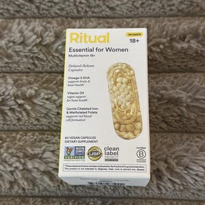 Multivitamínico Ritual para mujeres mayores de 18 años con Omega-3 DHA, 60 cápsulas veganas, 12/2026 imagen 1