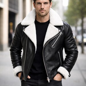 Könnte beinhalten: Schwarze Lederjacke mit weißem Shearling-Kragen und -Futter. Die Jacke hat einen klassischen Biker-Stil mit Reißverschluss und Taschen. Die Person trägt einen schwarzen Pullover und eine schwarze Jeans.