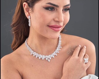 Conjunto de collar y collar con motivo de pavo real majestuoso en oro antiguo – Colección festiva tradicional