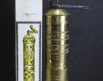 Molinillo de café o especias turco de latón antiguo con manivela, nuevo, de stock antiguo de Yugoslavia.
