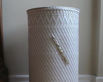 Mid Century White Woven Wood Laundry Hamper Lidded With 4 Wood Feet