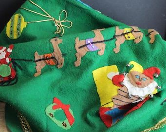 Falda para árbol de Navidad de fieltro verde vintage con apliques navideños de Papá Noel y más, 47 1/2 pulgadas de diámetro.