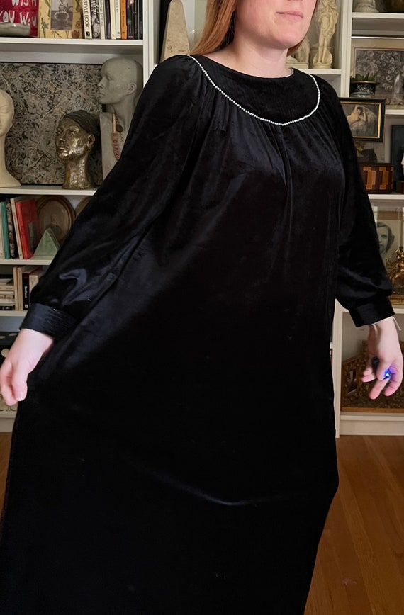 Vintage 1970s Black Velvet Lounge Dress - image 4