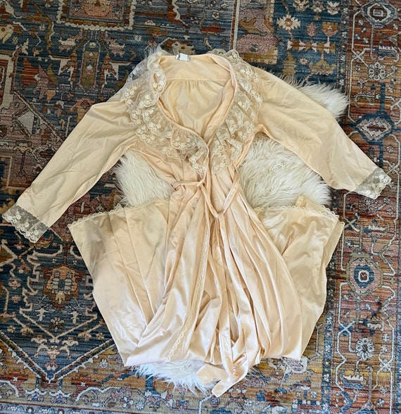 Vintage 1970s Pale Pink Ruffles Nightgown Robe - Gem