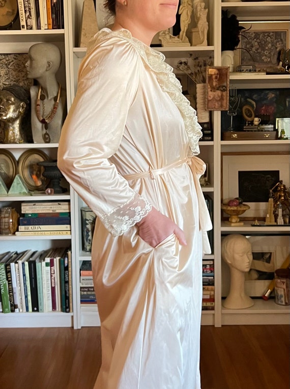 Vintage 1970s Pale Pink Ruffles Nightgown Robe - Gem