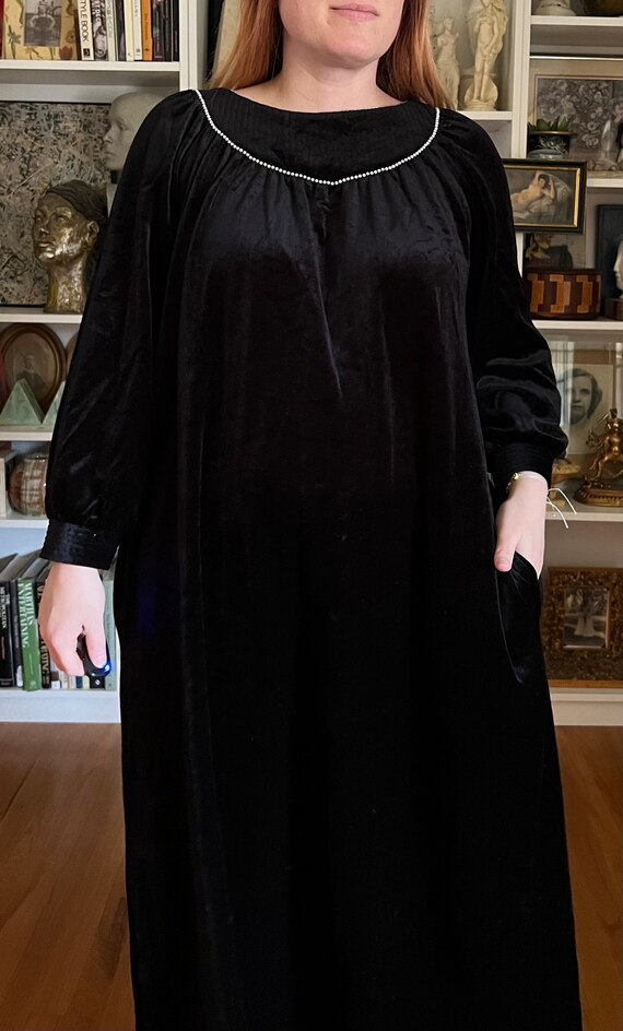 Vintage 1970s Black Velvet Lounge Dress - image 5