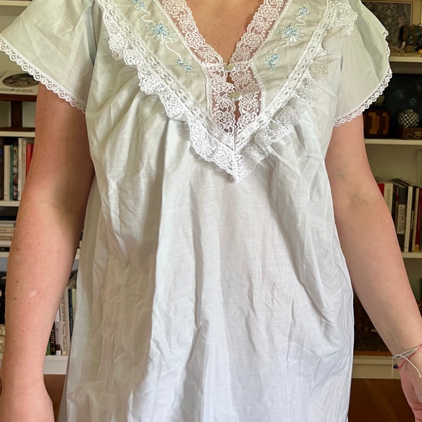 Vintage 1980s Barbizon Cotton Nylon Nightgown Embroidered Flower Lace