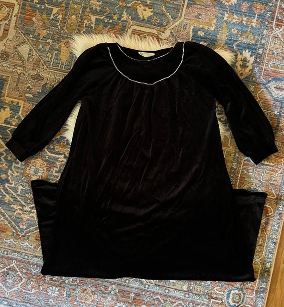 Vintage 1970s Black Velvet Lounge Dress - image 2