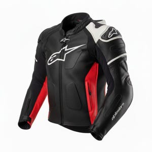 Può includere: Giacca da moto nera e rossa con dettagli bianchi. La giacca ha una chiusura con zip, un colletto rialzato e il logo del marchio in bianco sul petto e sulle spalle. Le maniche sono marchiate.