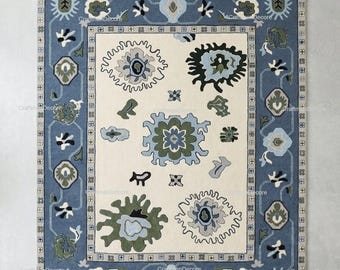 Alfombra de lana tejida a mano, con estampado botánico orgánico y diseño en azul pizarra marfil.