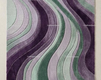 Alfombra de lana tejida a mano, alfombra abstracta con diseño de ondas esculturales, arte para el suelo en tonos púrpura y esmeralda.