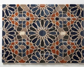 Alfombra de lana tejida a mano, alfombra geométrica arabesca azul marino y óxido, arte escultórico tridimensional para el suelo.