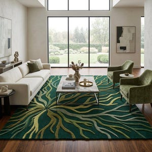 Könnte beinhalten: Ein Wohnzimmer mit einem großen, dunkelgrünen Teppich mit einem verzweigten, organischen Design in Grün- und Gelbtönen. Der Raum umfasst ein weißes Sofa, zwei grüne Sessel und einen Marmor-Couchtisch.